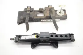 695.265708 American Motors 06-10 Hummer H3 3.7l Spare Tire Jack And Tool Kit 15897196