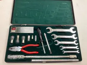Mhd6300aa Authentic Oem Jaguar Tool Kit For 1993- 1996 Xjs Coupes Convertibles - Lowest Price