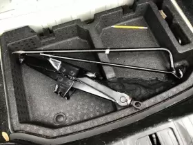 695.gm6k14 Cadillac 2014 Ats Emergency Roadside Tools Toolkit Jack Lugwrench