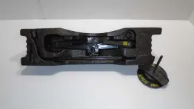 564.gm1g03 Chevrolet 03 Cavalier Sdn Jack And Tool Kit 578940
