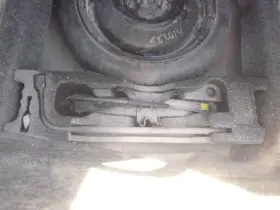 564.gm1g04 Chevrolet Cavalier 2004 Jack 1643758