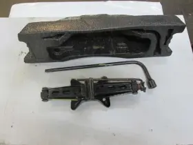564.gm1g97 Chevrolet Jack And Tool Kit Fits 97 Cavalier 275452