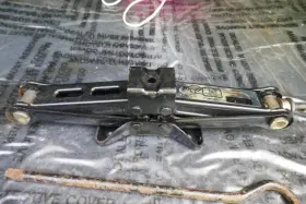 564.gm1m17 Chevrolet Jack Fits 2017 Malibu 1996661