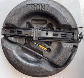 Chevrolet 564.gm1q00 Scissor Jack W Lug Wrench And Storage Tray Fits 2000-2001 Impala