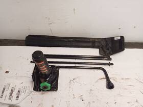 Chevrolet Truck 564.gm8n18 Bottle Jack And Tools From 2018 Silverado 2500 12428757