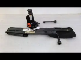 564.gm8o07 Chevrolet Truck Jack And Tools Factory Kit Fits Silv35old 2007 414452