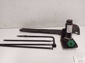 Chevrolet Truck 564.gm8y11 Bottle Jack With Tools From 2011 Chevy Silverado 2500 11466958