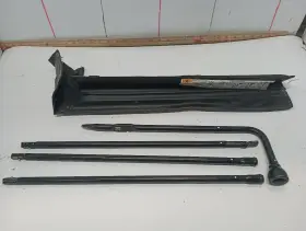 564.gm8z08 Chevrolet Truck 2008 Silverado 3500 Spare Tire Tools Only 12708456