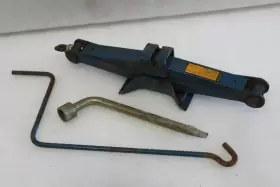 564.fd1l89 Ford 1989 1990 1991 1992 Probe Spare Tire Jack And Tools