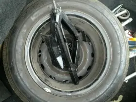 564.fd1s05 Ford Crown Vic 2005 Jack 33295391 No Foam Tray Spare Tire