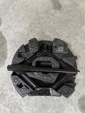 Ford Bcpz17080a 2012 - 2018 Focus Jack And Tool Kit Complete As Pictured Oem