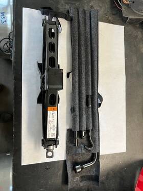 Ford Truck 564.fd8223 2023 F150 Jack And Tool Set 563466