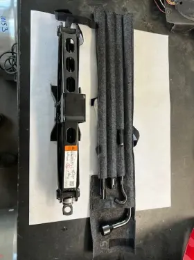 564.fd8223 Ford Truck 2023 F150 Jack And Tool Set 563466