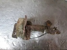 566.fd8h93 Ford Truck 1993 Explorer Spare Wheel Carrier Rusty 353404