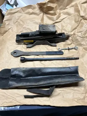 15714338 Gm 1996 Chevrolet Astro Van Jack And Tool Set