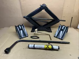15721250 Gm 1994 Chevrolet S10 Regular Cab Jack Tool Set Used