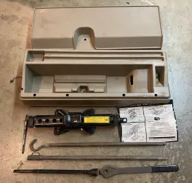 15725730 Gm 88-98 1998 Silverado Sierra Pickup Spare Tire Jack And Tool Kit Tan X Cab