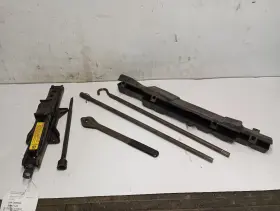 564.gm9295 Gm Emergency Roadside Scissor Jack With Tools From 1995 Gmc Yukon Suv 12368162
