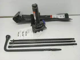 564.gm9521 Gmc Truck Bottle Jack With Tools From 2021 Yukon Xl 1500 11697070