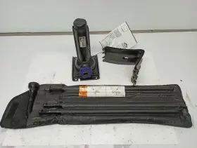 564.gm9522 Gmc Truck Bottle Jack With Tools From 2022 Yukon Xl 1500 11735989