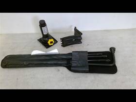 Gmc Truck 564.gm9c05 Jack And Tools Factory Kit Fits Yukon 01 02 03 04 05 06 Sierra