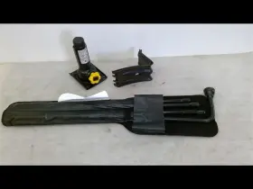 564.gm9c05 Gmc Truck Jack And Tools Factory Kit Fits Yukon 01 02 03 04 05 06 Sierra