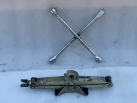 564.ho1i79 Honda 1977 1978 1979 1980 1981 Accord Sedan Tire Jack And Cross Lug Wrench
