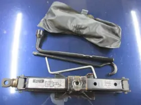 564.ho1m03 Honda 2003 Accord Jack With Tools 345697