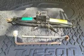 564.hy1205 Hyundai Jack Fits 2005 Tucson 2061051