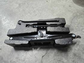 Hyundai 91092b000 2010 - 2012 Santa Fe Jack And Tool Kit Complete As Pictured