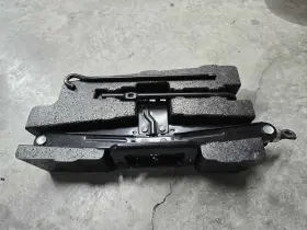 91092b000 Hyundai 2010 - 2012 Santa Fe Jack And Tool Kit Complete As Pictured 91092b000 Hyundai 2010 - 2012 Santa Fe Jack And Tool Kit Complete As Pictured