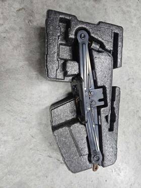 Hyundai 91102w000 13 - 20 Santa Fe Jack And Tool Kit Complete As Pictured Oem