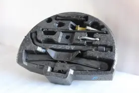 695.ja1v98 Jaguar 1997 1998 1999 2000 2001 2002 Xk8 Spare Tire Jack And Tools