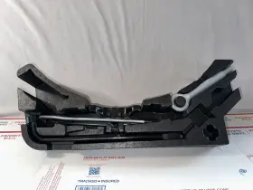Gx7317b043 Jaguar 2016 - 2018 Xe Emergency Spare Tire Tool Kit Jack With Foam Insert Oem