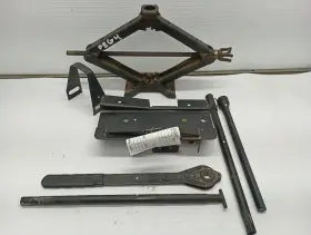 564.am8193 Jeep 1993 Wrangler Fender Mounted Jack And Tools 12483238
