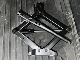 Jeep 68144076af 14-23 Cherokee Jack Assembly With Lug Wrench
