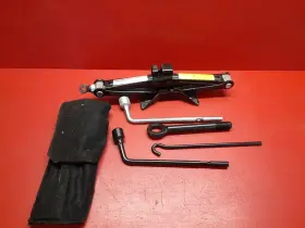 091102s100 Kia 2011-2016 Sportage Spare Emergency Jack With Tool Set