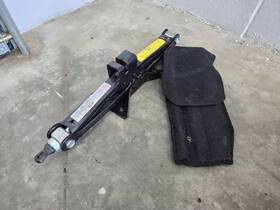 Kia 91101f200 2011 - 2016 Sportage Jack And Tool Kit Complete As Pictured