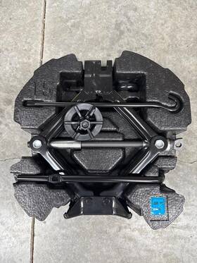 Kia 91102k000 2010 - 2013 Soul Jack And Tool Kit Complete As Pictured Oem