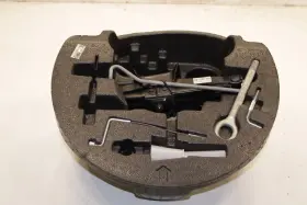 564.ma1v16 Maserati 14-19 Ghibli S Q4 3.0l Lift Jack And Tool Kit With Foam Holder Container