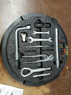564.mb1q02 Mercedes-benz 2002 S430 Jack Tool Kit With Fuses And Tray 493227