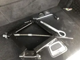 695.mb1914 Mercedes-benz 2014 Gl450 Emergency Roadside Tools Toolkit Jack Lugwrench 816020
