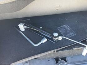 Mercedes-benz 695.mb1a08 Emergency Roadside Tools Toolkit Jack Lugwrench Clk320 2008 984322