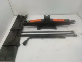 564.da1715 Nissan 2015 Titan Spare Tire Jack With Tools 12063416