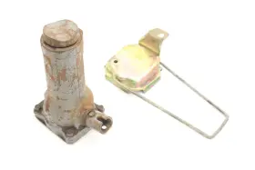 695.da1592 Nissan 86-97 Pickup D21 Bottle Jack With Retaining Bracket 375161