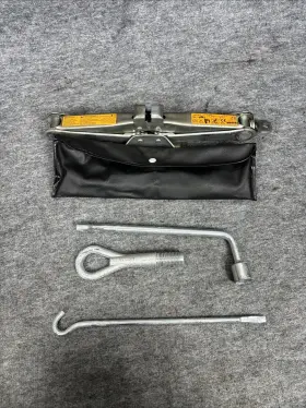 695.da1v08 Nissan 2007-2009 350z Vert Vq35hr Jack With Lug Wrench And Tools