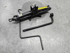 Pontiac 88969156 2003 - 2010 Vibe Jack And Tool Kit Complete As Pictured Oem