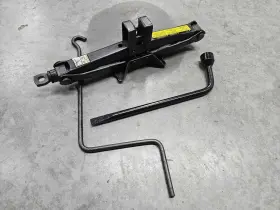 88969156 Pontiac 2003 - 2010 Vibe Jack And Tool Kit Complete As Pictured Oem