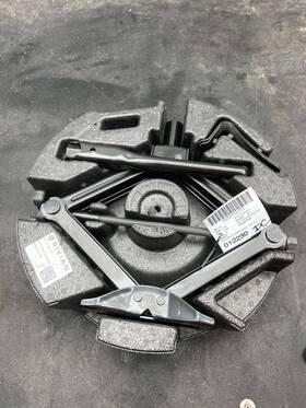 Rivian 00715621b 2022-2024 R1s Emergency Spare Wheel Tire Jack Lift With Tools Kit