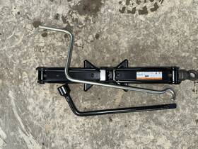 Scion 09111-52060 12-15 Xb Jack Assembly With Lug Wrench And Handle